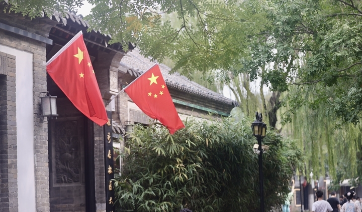 “中国红”扮靓泉城