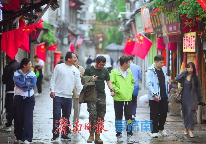 一年四季 泉在济南丨国庆前夕节日氛围渐浓，泉城披上最美“中国红”