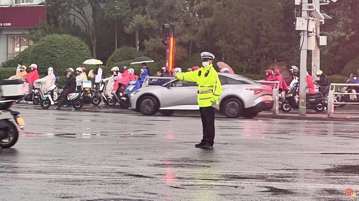 济南交警全力保障雨天交通安全