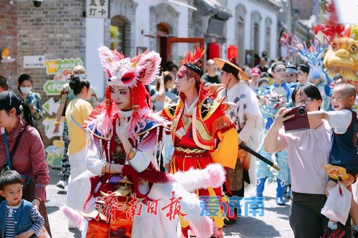鳌鱼、凤凰舞动百年老街，“山海经”国风秀点亮济南上新街