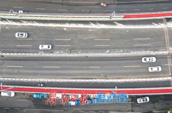 济南纬六路高架桥南引桥重新铺设沥青路面，新防撞护栏陆续安装