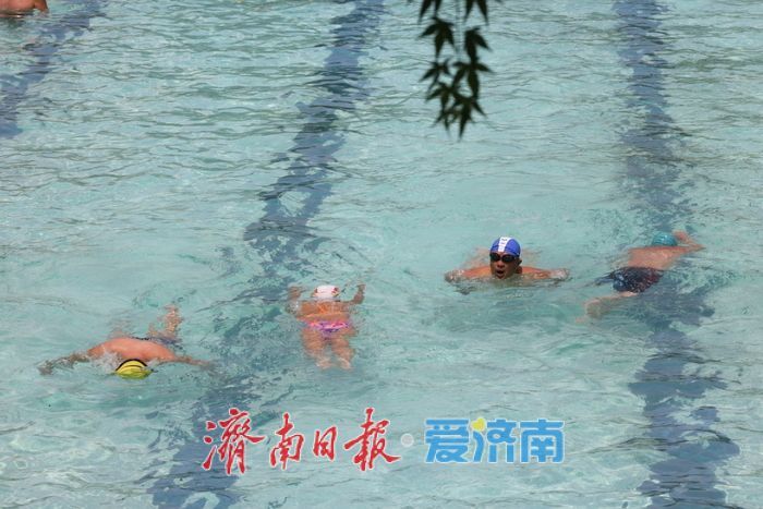 立夏至气温升 泉水浴场纳清凉