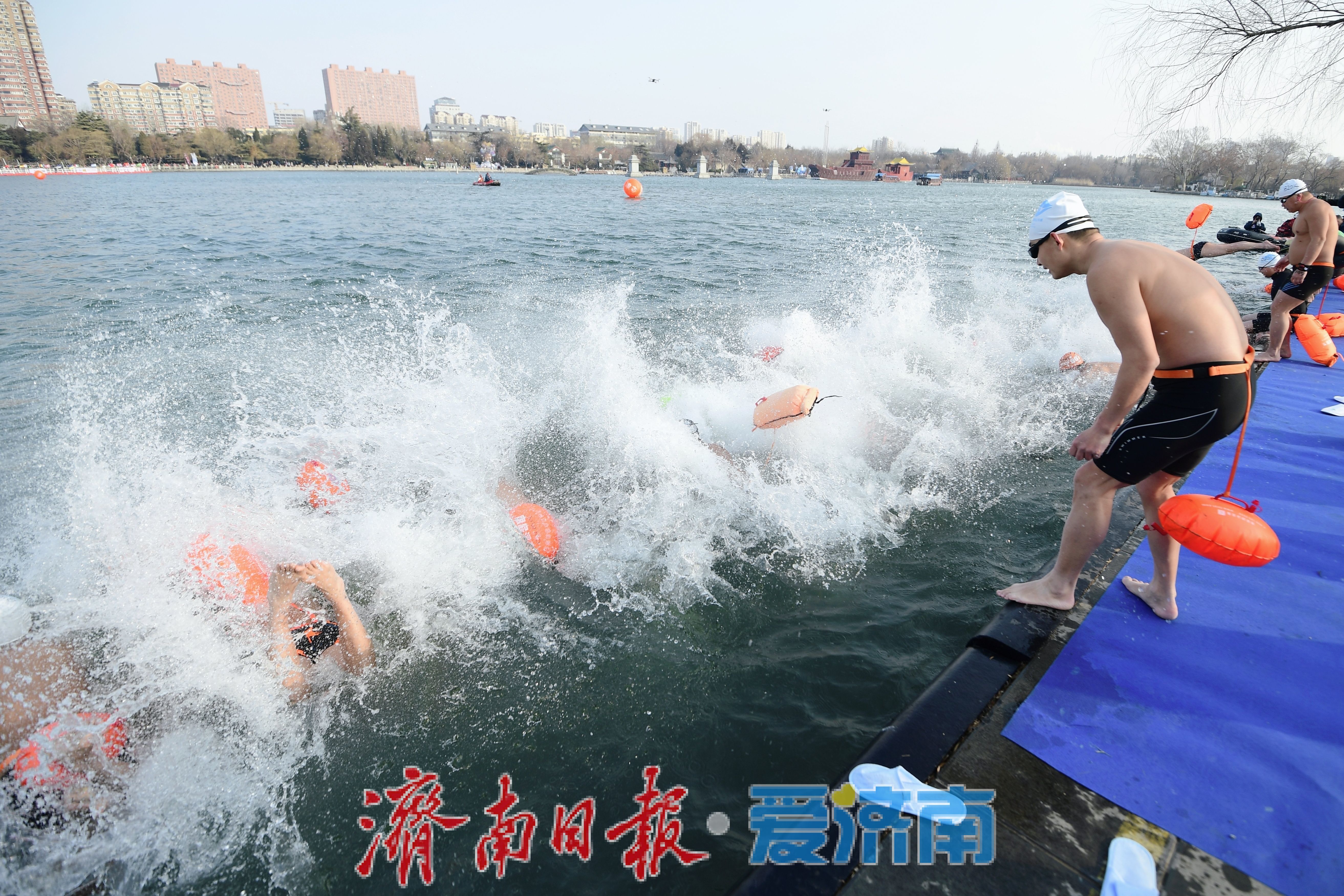 千名冬泳爱好者竞逐大明湖 第十三届中国济南冬季畅游泉水国际公开赛启幕
