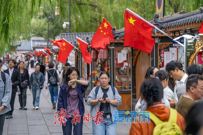 泉城 “中国红” 盛装迎国庆
