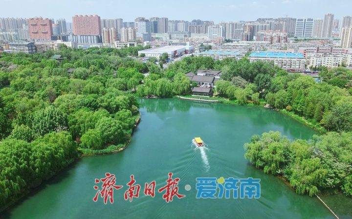 暮春时节明湖畔，巧云相伴入画来