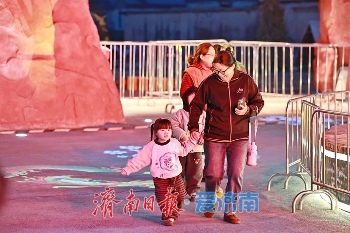 大河欢歌情满岸 市民同乐夜未央