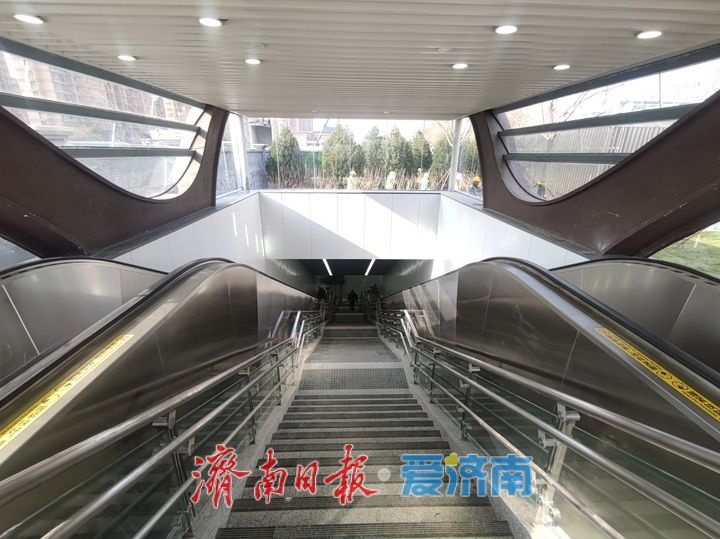 济南轨交四号线腊山河公园站围挡拆除，出入口亮相