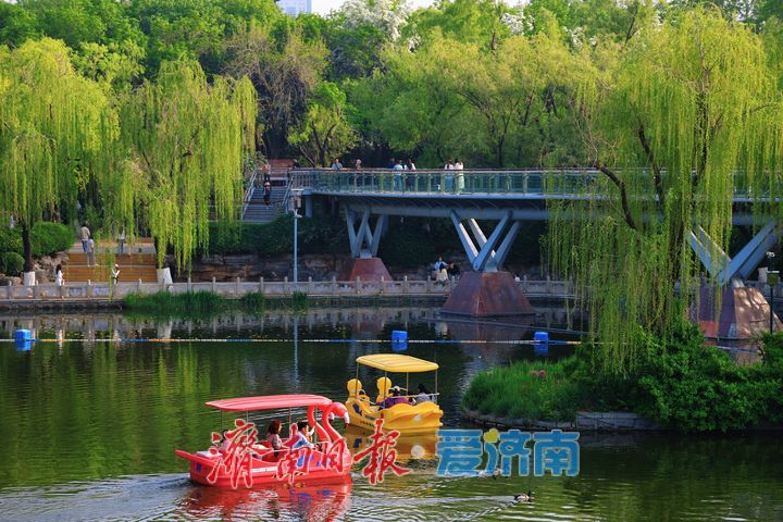 谷雨时节春意盛 市民游园赏景正当时