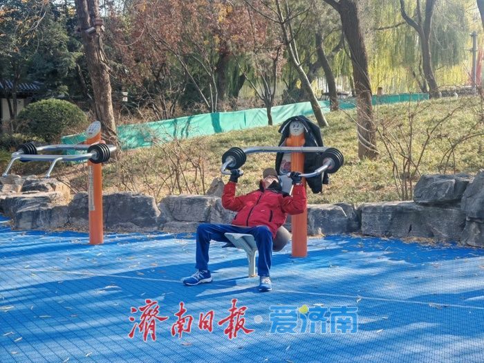 一年四季 泉在济南丨大明湖南岸健身广场人气旺 晴暖冬日市民畅享运动乐趣