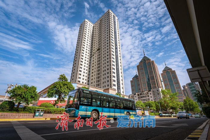蓝天白云映衬，济南建筑尽显雄伟风姿