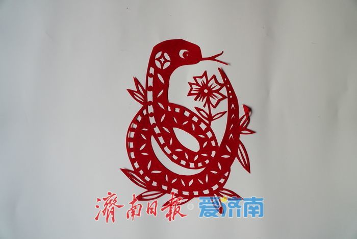74岁手艺人匠心独运，创作260幅生肖蛇剪纸迎新春