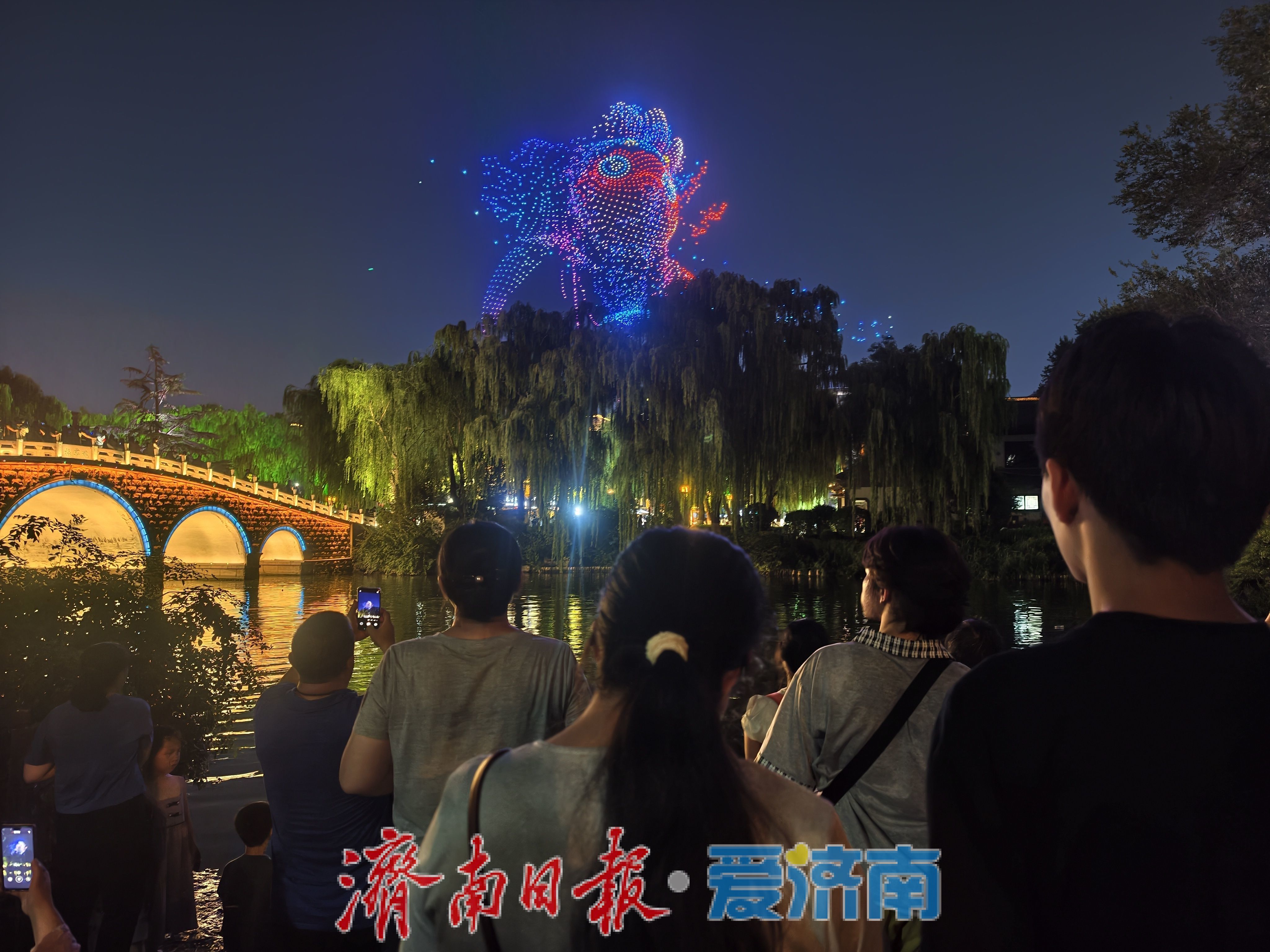 五千架无人机点亮夜空！泉水奇妙夜光影盛典绽放泉城低空魅力