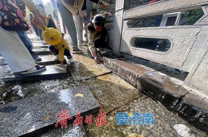 月牙泉畔演绎“清泉石上流”灵动画卷