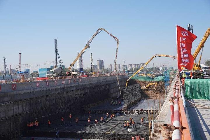 全线第一！济南城建集团黄河大道二期一标段率先完成首件底板混凝土浇筑