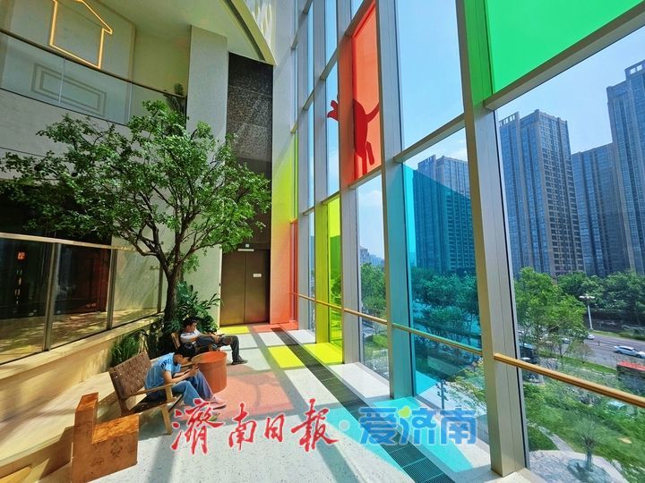 绿植添韵扮靓商场 生态休闲赋能购物新体验