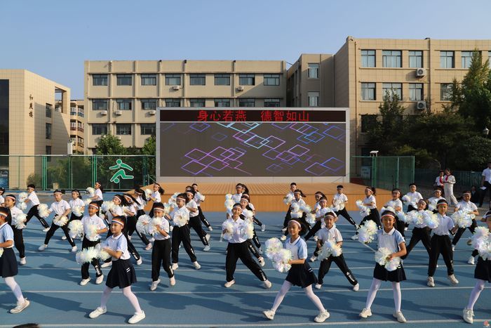 强身健体逐梦想 童心献礼贺华诞——济南市历下区燕山小学举行2026年秋季田径运动会