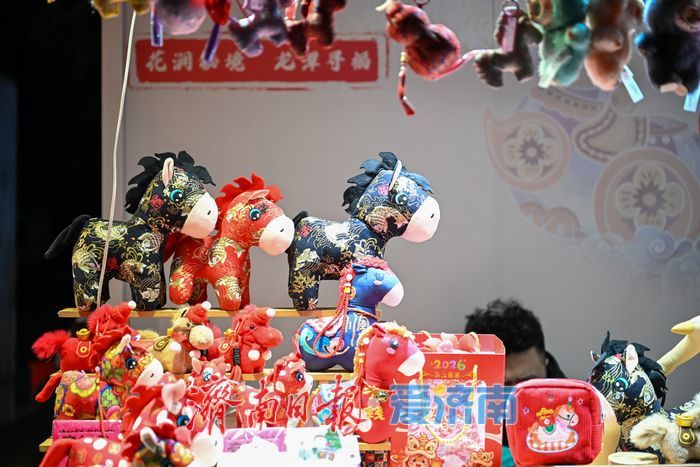 五龙潭新春市集人潮涌动 泉畔年味浓似酒