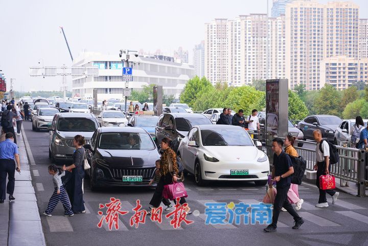 双节临近 济南西站迎来节前客流小高峰