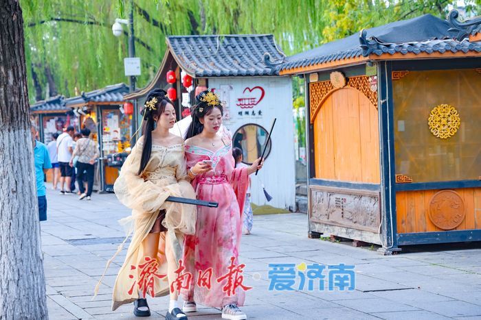 暑期尾声热度不减 百花洲古装游赏依旧火热
