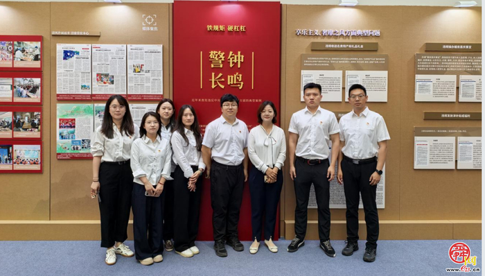山东铁路发展基金有限公司第一党支部组织参观“铁规矩 硬杠杠——济南市深入贯彻中央八项规定精神学习教育专题展”