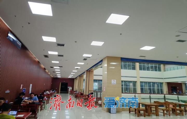 一年四季 泉在济南丨书香与凉爽撞个满怀 莱芜区图书馆全面升级服务设施迎接读者高峰