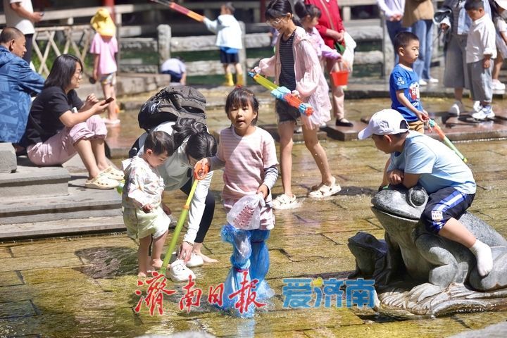 济南初夏亲水热潮：清泉石上，欢乐满溢