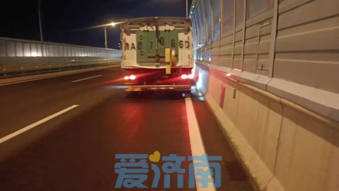 夜幕下，他们为济南高架路“洗刷刷”