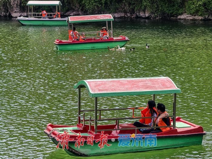 泛舟绚秋湖上，慢品泉城春日悠然