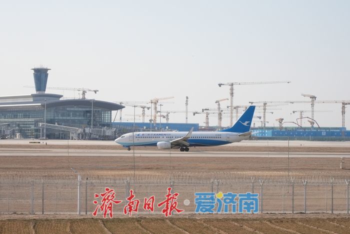 寻一个最美角度与飞机同框，市民“追机”热情高涨