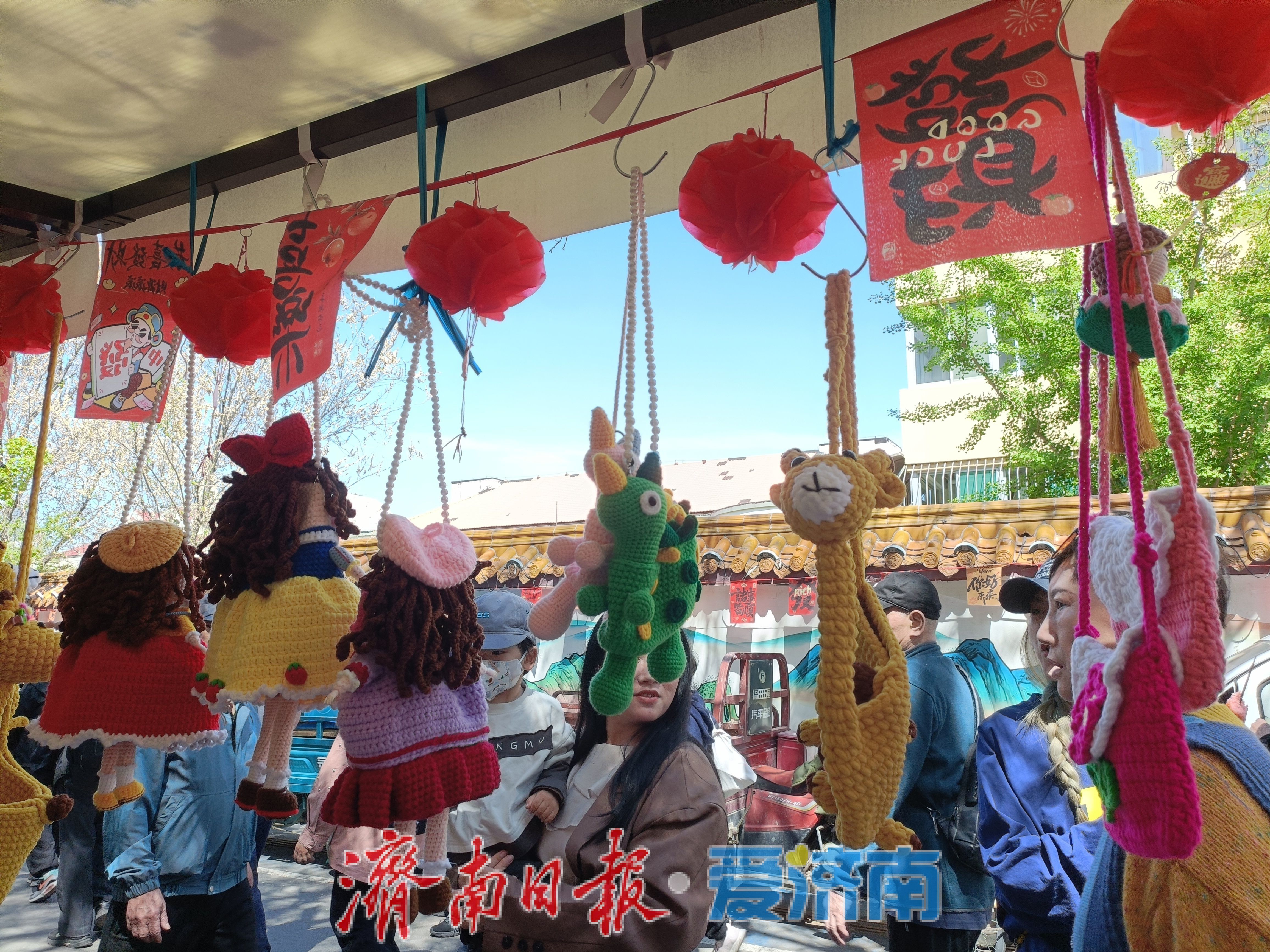 钩针上跑着一头“长颈鹿” 英雄山文化市场也藏着“网红”包