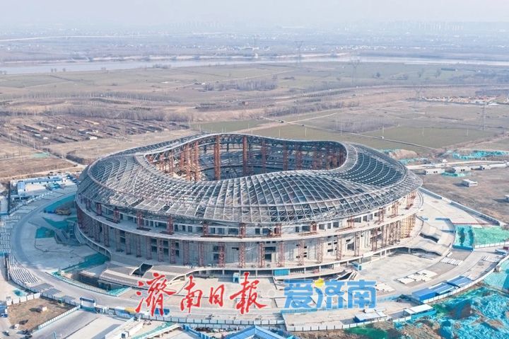 山东首个6万座专业足球场完成钢结构施工，明年底整体竣工