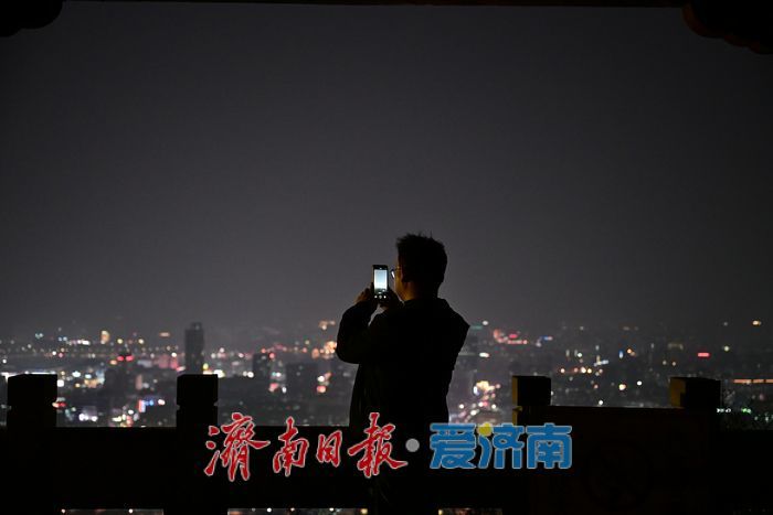 一年四季 泉在济南丨夜攀千佛山 共赏一城灯火长卷