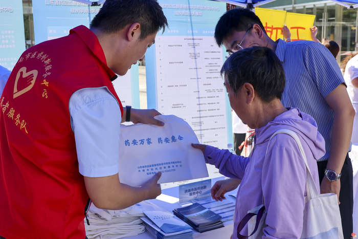 家门口的“药事课堂”！济南市联合开展药品安全科普宣传进社区活动