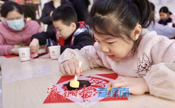 拓印吉祥“福”，社区年味浓