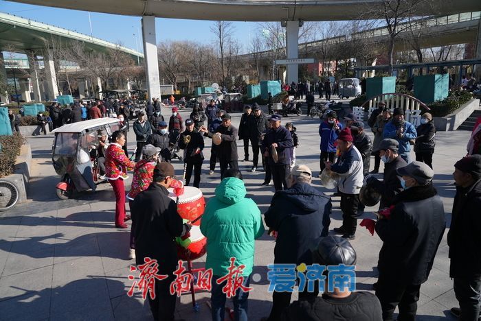济南：民俗表演热闹非凡 锣鼓喧天喜迎新春