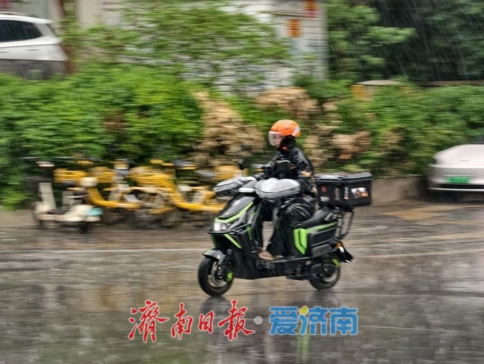 济南午后急雨“突袭”，市民出行措手不及