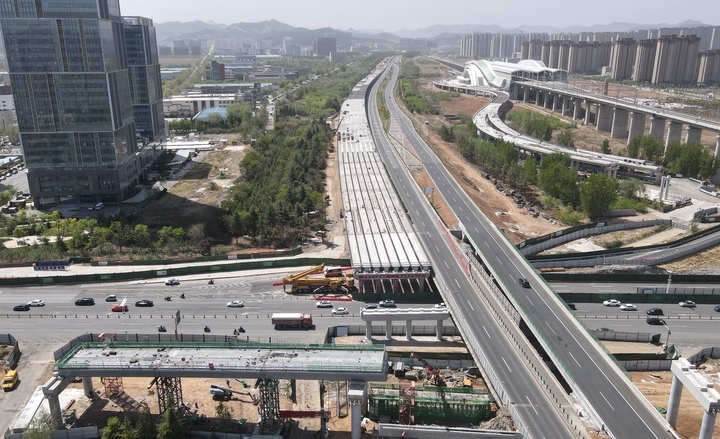 济南绕城高速小许家至港沟段改扩建部分开始上跨经十路