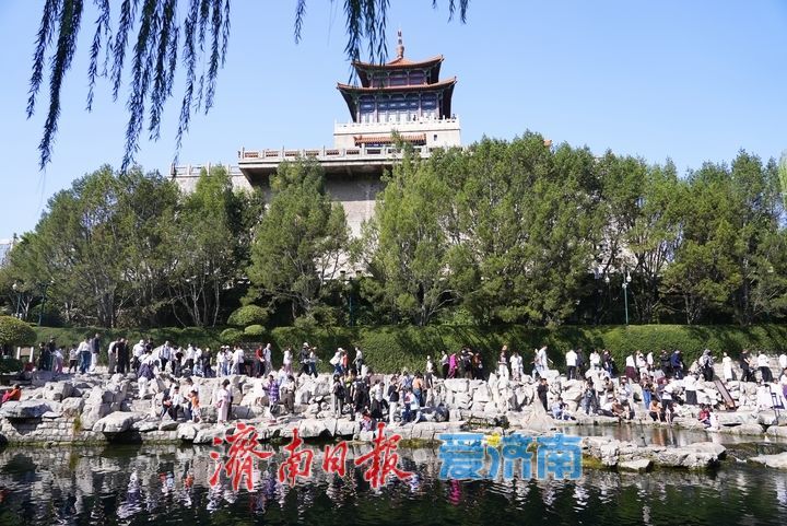 国庆假期第二日，济南护城河畔游人如织