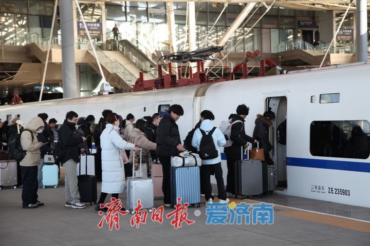 2026年铁路春运首日火车票开售