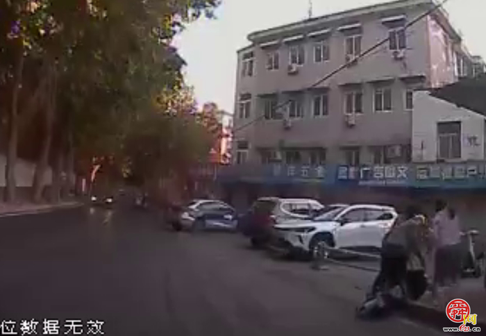 公交司机及时伸援手 暖心救助倒地市民