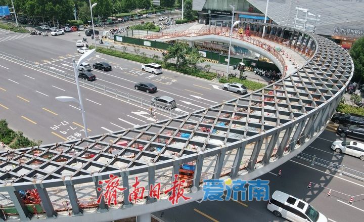 “月牙形”过街天桥展露俏容