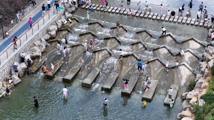 孟家水库游人戏水消暑 乐享清凉夏日