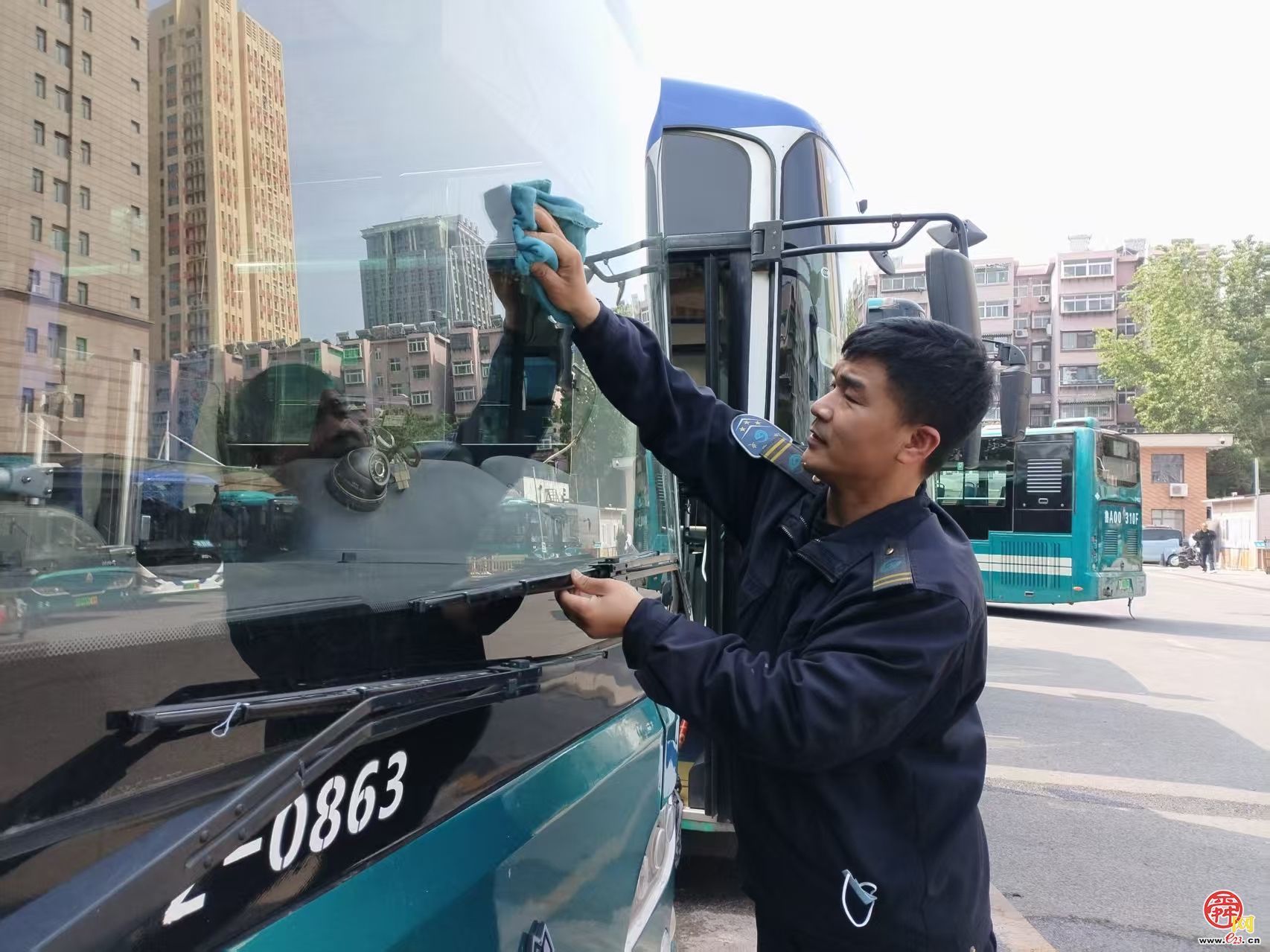 “五一”我在岗：十米车厢里的温暖守护者