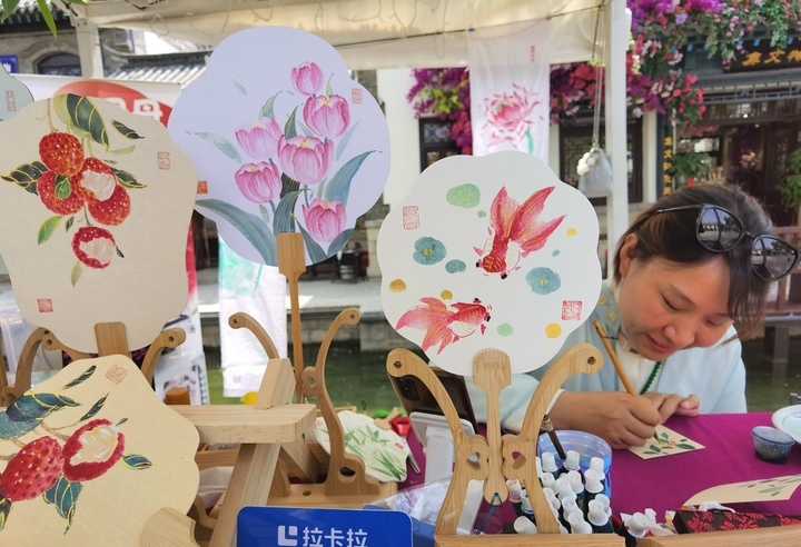 泉城元素无处不在，百花洲“泉”心“泉”意迎客来