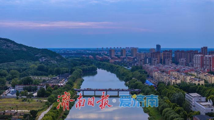 暮色降临，腊山河生态展现日落美景