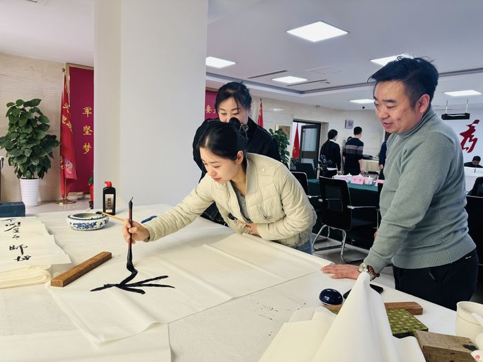 学化妆、赏书法……天桥区退役军人事务局开展“三八”国际劳动妇女节庆祝活动
