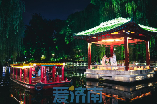 “泉”在济南过暑假｜护城河又添新体验！泉水行舟与簪花汉服相伴，一秒穿越千年