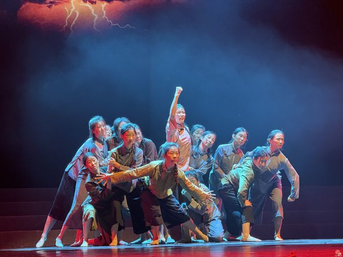 以艺术之力铸魂育人，爱国主义思政舞台剧《城·光》济南首演