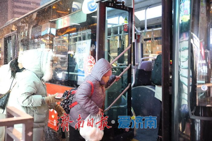 济南晚高峰遇立春后首场小雪