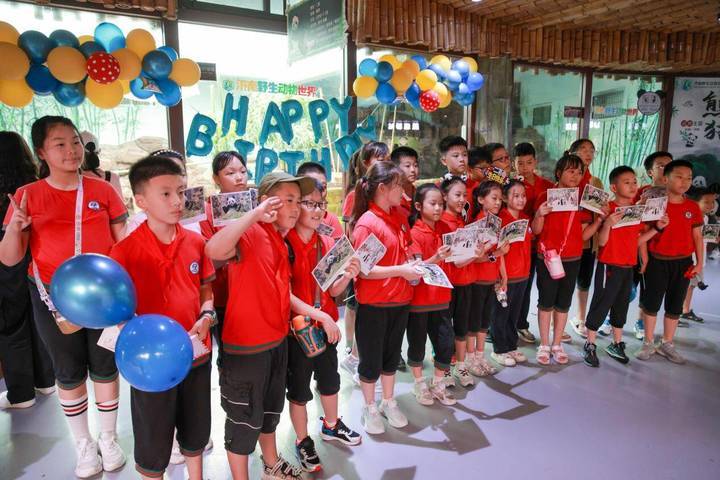 济南野生动物世界顶流“男明星”十四岁生日趴大咖云集欢乐多